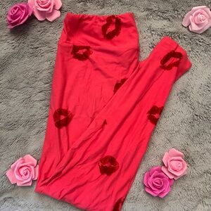 LuLaRoe Valentine’s Kisses Tall & Curvy Leggings